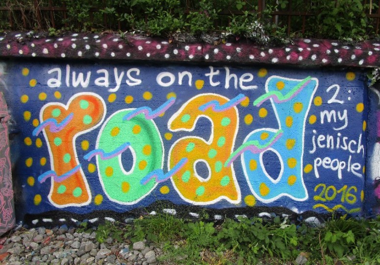 Graffiti des jenischen Schriftstellers und Graffitikünstlers Tom Paschold. Always on the Road. Immer auf Achse. Gewidmet meinem Jenischen Volk. Always on the Road. To my Yenish people. Free Wall Oberer Letten Zürich, 2016. Jenische Kultur in der Schweiz.