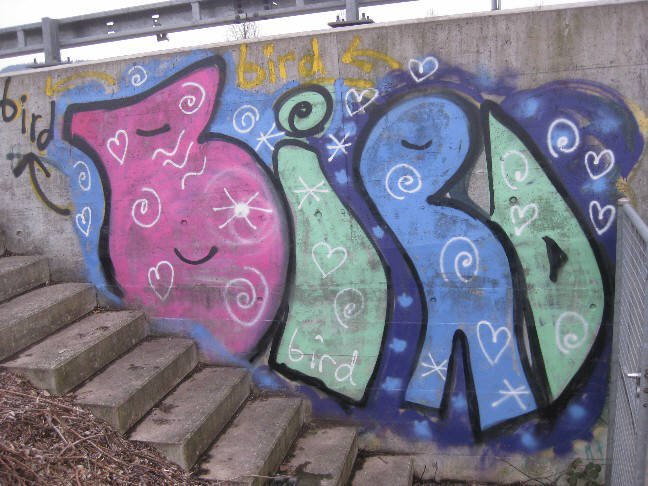 BIRD-Graffiti des jenischen Graffitikünstlers Tom Paschold, Autobahndreieck Zürich-Ost, 2011.
Jenische Kultur. Tsigan-Kultur.