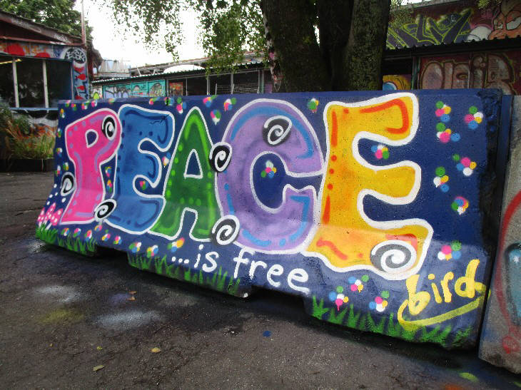 Peace is free. Graffiti des jenischen Autors und Graffitikünstlers Tom Paschold. Rote Fabrik, Zürich, 2016..
Friede ist gratis,. (Sagt das mal den Kriegshetzern und Kriegshexen in Politik und Medien, die heute das Narrativ kontrollieren).