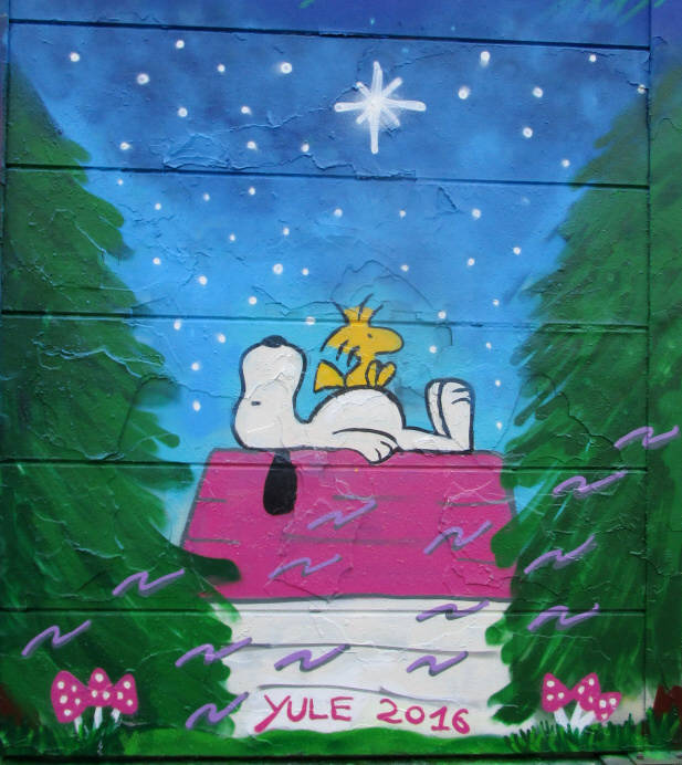 Graffiti des jenischen Autors und Graffitikünstlers Tom Paschold: SNOOPY & WOODSTOCK UNTERM WEIHNACHTSSTERN. Das
bisher letzte von Tom Paschold gesprayte Graffiti. Es ist auch eine Hommage an Charles
M. Schulz (1922-2000) . Nach diesem Abschlusswerk widmete
sich Paschold ausschliesslich der Schriftstellerei. Free Wall Bassersdorf (Vorort von
Zürich), Weihnachten 2016
Jenische Kultur. Alle guten Dinge sind wild und frei.
